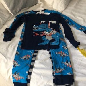 NWT Carter’s size 6 two pieces Dino pajama set